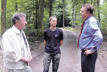 Dr. Anton Hammer (Deutscher Forstverein mit Bürgermeister Günther Oettinger und Mathias Geisler von der Firma Hess GmbH Forstservice und Holzvermarktung